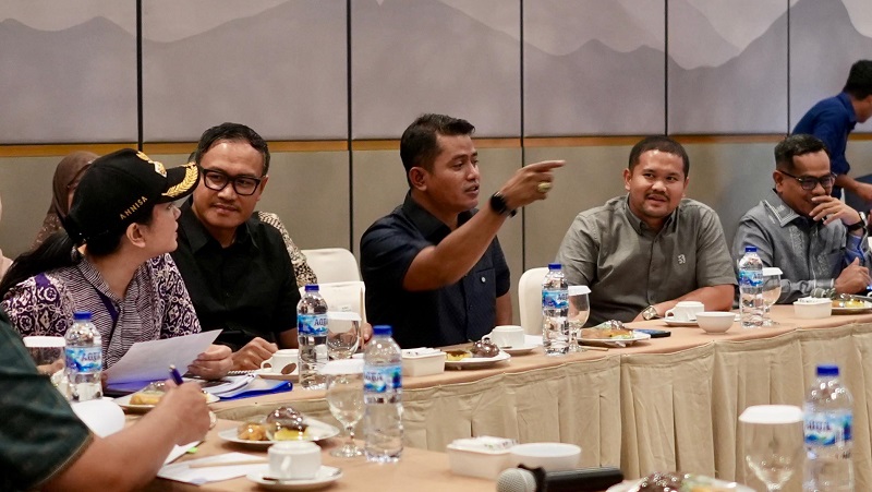 Bupati Solok dan seluruh Kepala Daerah di Sumbar ikuti Rapat Pembahasan Penguatan Pertanian bersama Menteri Pertanian dan Gubernur Sumbar, Selasa (16/09/2025). (Foto: Ist)