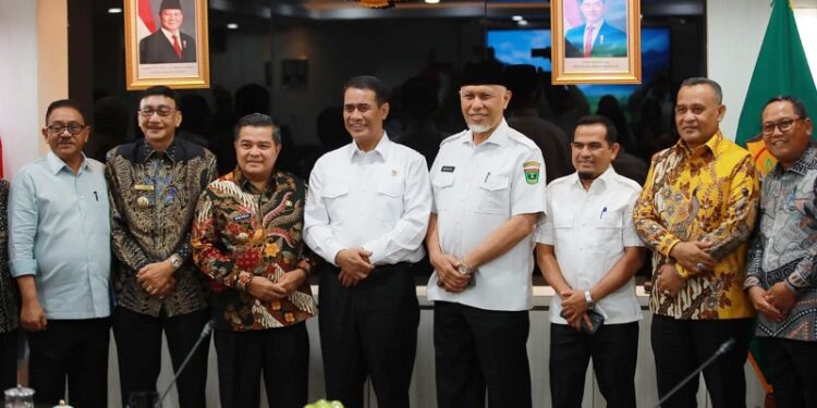 Mentan Serahkan Bantuan Bibit ke Sumbar, Kabupaten Solok Dapat 2.000 Hektar Kopi