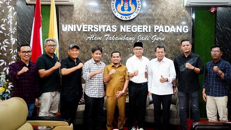 Wakil Bupati Solok, H. Candra, bersama Ketua KONI Kabupaten Solok, Doni Zulkifli, dan jajaran pengurus KONI ke Rektorat Universitas Negeri Padang (UNP), Selasa (9/9/2025). (Foto: Ist)