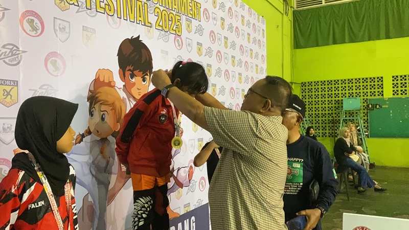 Penyerahan medali kepada para pemenang (Foto: Ist)