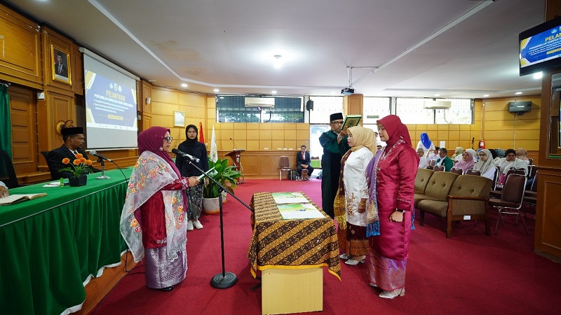 Dekan FIB Unand saat melantik dua manajer baru, Senin (22/9/2025) di Ruang Seminar FIB Unand. (Foto: Ist)