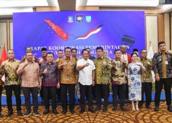 Menteri Dalam Negeri (Mendagri) Muhammad Tito Karnavian memberikan apresiasi kepada lima gubernur di Sumatera.[foto : ist]