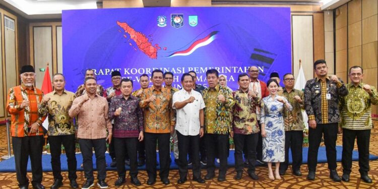 Menteri Dalam Negeri (Mendagri) Muhammad Tito Karnavian memberikan apresiasi kepada lima gubernur di Sumatera.[foto : ist]