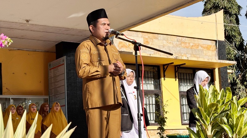 Wakil Bupati Solok menjadi Pembina Upacara Bendera di SMA Negeri 2 Sumatera Barat, Senin (15/09/2025). (Foto: Ist)