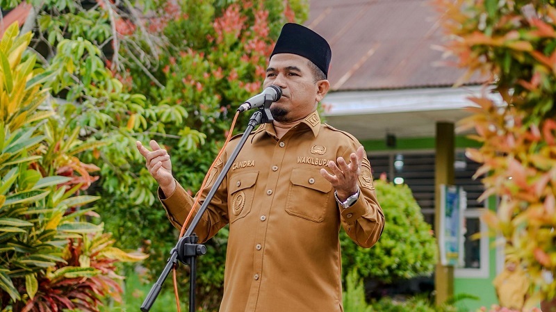 Wabup Solok, H. Candra saat menjadi pembina upacara di SMAN 1 Kubung pada Senin (01/09/2025). (Foto: Ist)