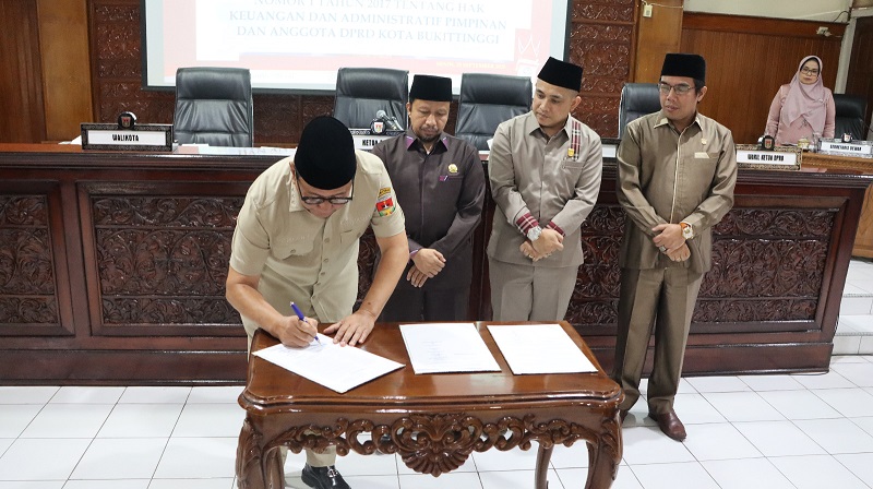 Penandatanganan oleh Wali Kota Bukittinggi (Foto: Ist)