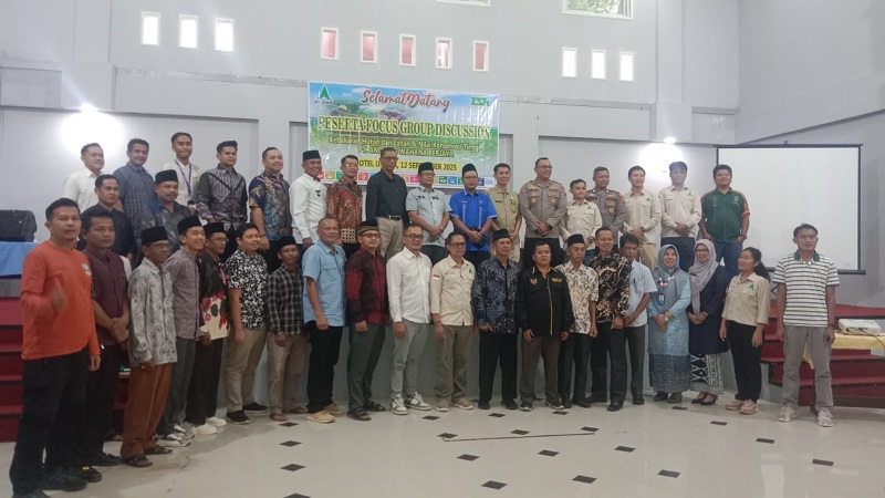 Foto bersama usai FGD bertajuk Kebakaran Hutan dan Lahan dan Nilai Konservasi Tinggi, Jumat (12/9/2025). (FOto: Ist)