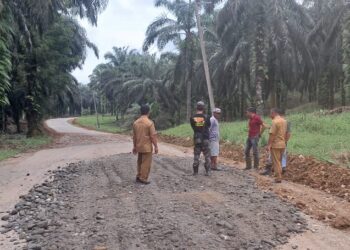 PT SAK Realisasikan CSR Perbaikan Jalan di Kecamatan Sitiung