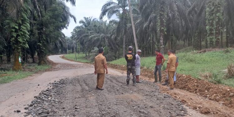 PT SAK Realisasikan CSR Perbaikan Jalan di Kecamatan Sitiung