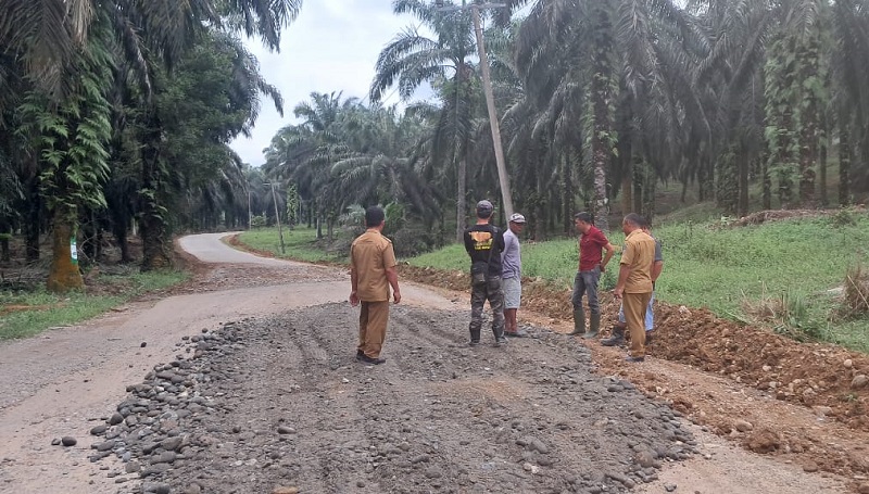 Perbaikan infrastruktur jalan di wilayah Kecamatan Sitiung (Foto: Ist)