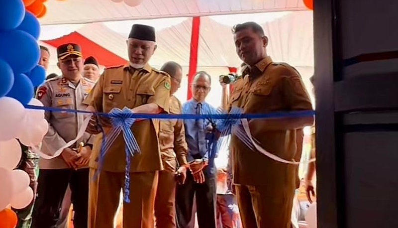 Gubernur Sumbar dan Bupati Solok saat peresmian Samsat Nagari Alahan Panjang (Foto: Ist)