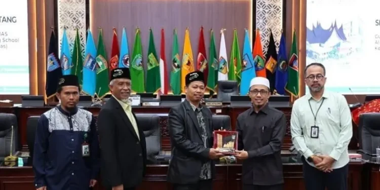 DPRD Sumbar Terima Kunjungan Santri MAS Al-Ihsan Riau