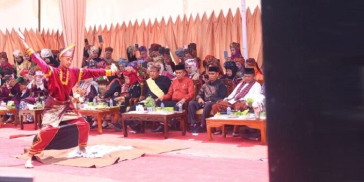 Mauluan Kain, Simbol Silaturahmi yang Dihidupkan Kembali di Aie Tabik