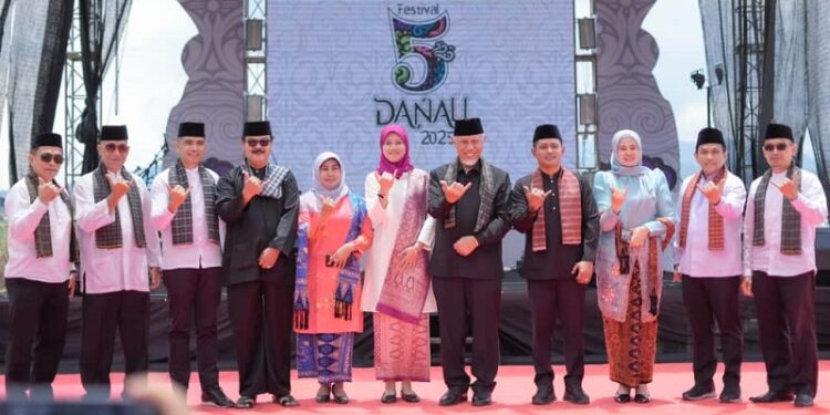 Festival 5 Danau 2025 Resmi Ditutup, Gubernur Mahyeldi Puji Solok sebagai Ikon Wisata Sumbar