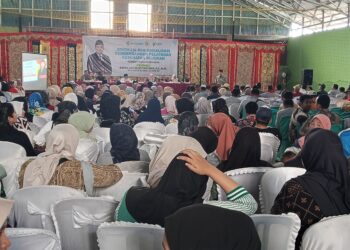 Anggota Komisi IX DPR RI, Ade Rezki Pratama saat memberikan sambutan padakegiatan Advokasi dan Sosialisasi Pengembangan Pelayanan Kesehatan Rujukan. Kamis, (16/10) [foto : sci/yrp]