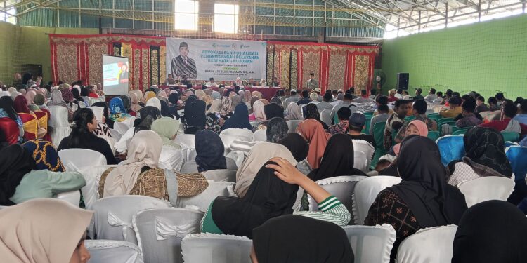 Anggota Komisi IX DPR RI, Ade Rezki Pratama saat memberikan sambutan padakegiatan Advokasi dan Sosialisasi Pengembangan Pelayanan Kesehatan Rujukan. Kamis, (16/10) [foto : sci/yrp]