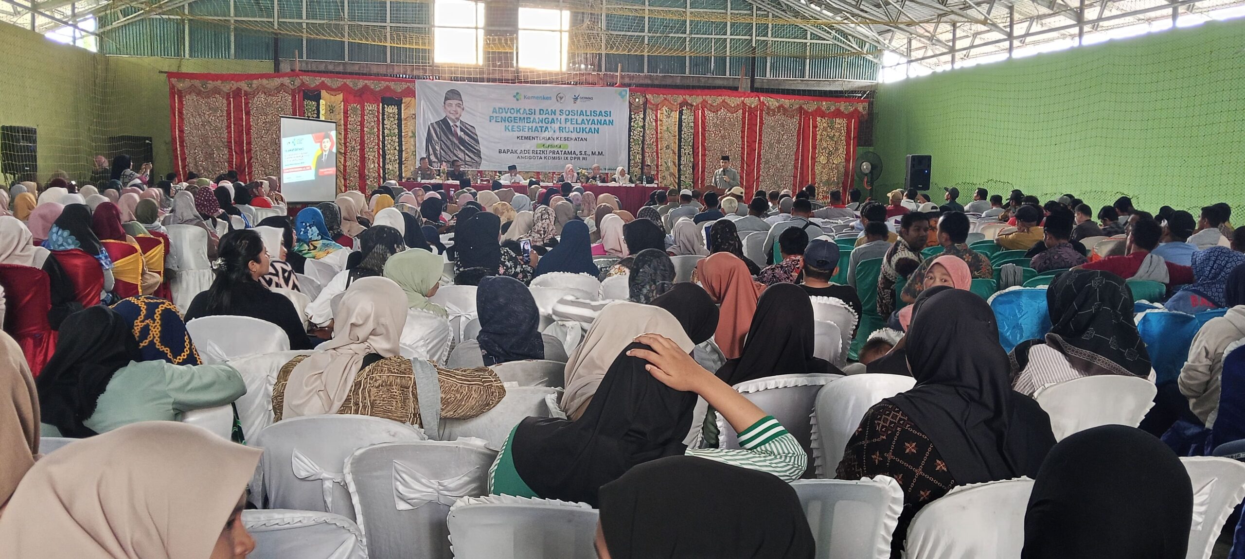 Anggota Komisi IX DPR RI, Ade Rezki Pratama saat memberikan sambutan padakegiatan Advokasi dan Sosialisasi Pengembangan Pelayanan Kesehatan Rujukan. Kamis, (16/10) [foto : sci/yrp]