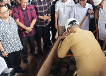 OSO saat menyaksikan Wali Kota Padang, Fadly Amran saat meletakkan batu pertana renovasi Hotel Bumi Minang. Senin, (20/10) [foto : sci:yrp]