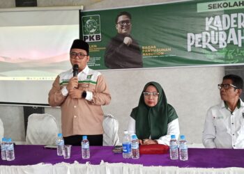 Sekretaris LKP DPW PKB Sumbar, Bagas Panyusunan Nasution saat membuka Sekolah Kader Perubahan.[foto : sci/yrp]