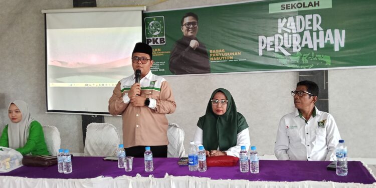 Sekretaris LKP DPW PKB Sumbar, Bagas Panyusunan Nasution saat membuka Sekolah Kader Perubahan.[foto : sci/yrp]