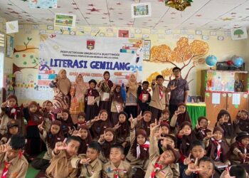 Dinas Perpustakaan Bukittinggi Kenalkan Dunia Jurnalistik kepada Pelajar SD