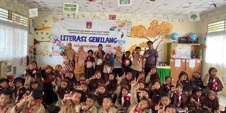 Dinas Perpustakaan Bukittinggi Kenalkan Dunia Jurnalistik kepada Pelajar SD