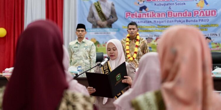 Pelantikan dan pengukuhan Bunda PAUD Kabupaten Solok (Foto: Ist)