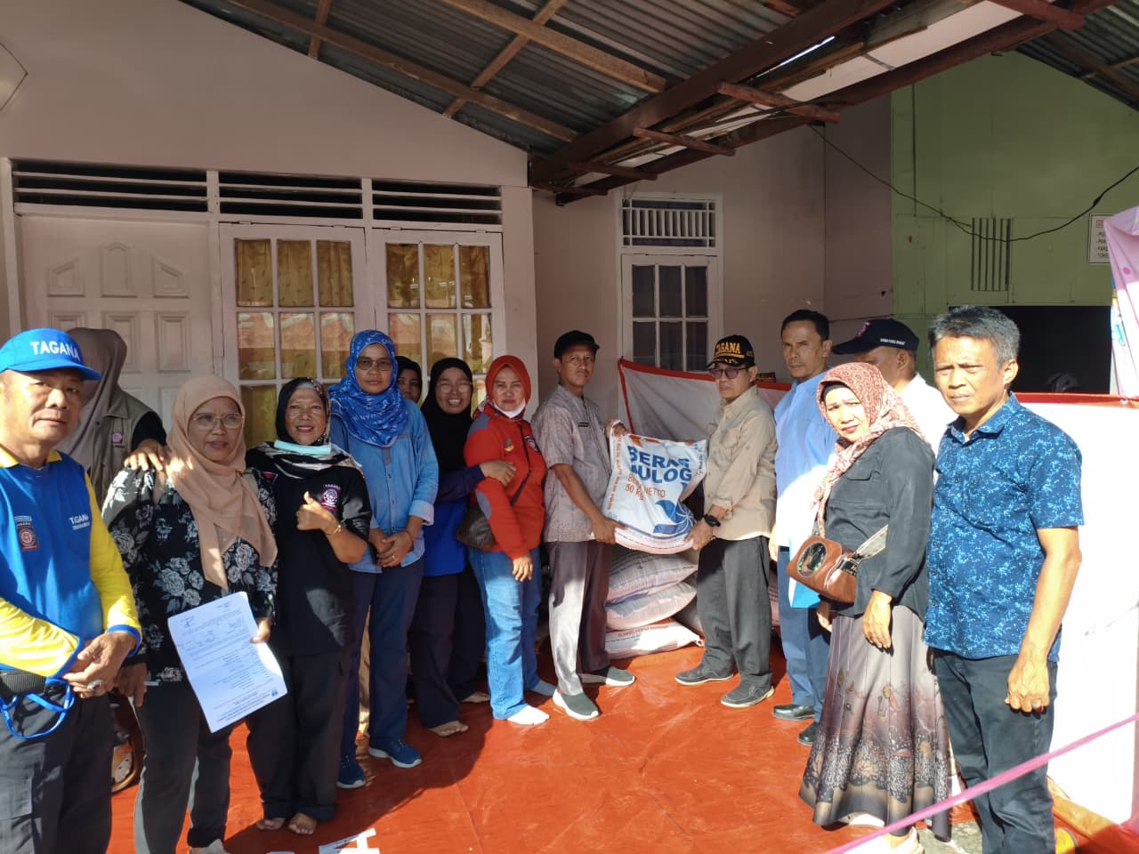 Dinas Sosial Sumbar menyalurkan bantuan beras bagi warga terdampak kebakaran.[foto : ist]