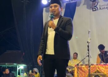 Anggota DPRD Sumbar, Firdaus saat menutup iven pencak silat di NNagari Ketaping, Padang Pariaman.[foto : ist]