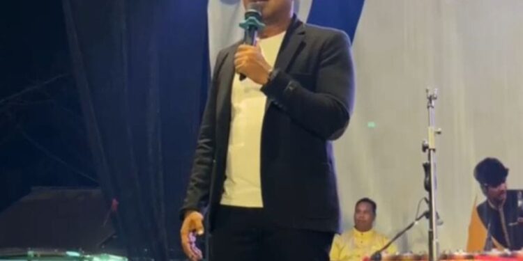 Anggota DPRD Sumbar, Firdaus saat menutup iven pencak silat di NNagari Ketaping, Padang Pariaman.[foto : ist]