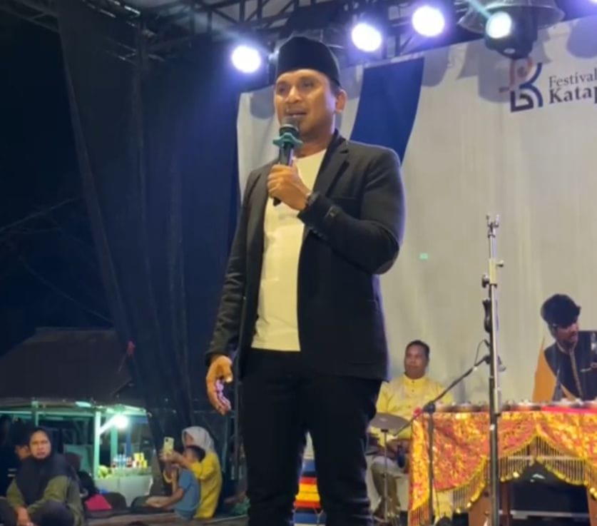 Anggota DPRD Sumbar, Firdaus saat menutup iven pencak silat di NNagari Ketaping, Padang Pariaman.[foto : ist]