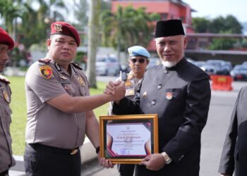 Gubernur Sumbar, Mahyeldi berikan penghargaan kepada polisi.[foto : ist]