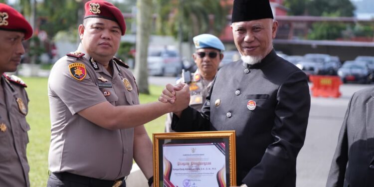 Gubernur Sumbar, Mahyeldi berikan penghargaan kepada polisi.[foto : ist]