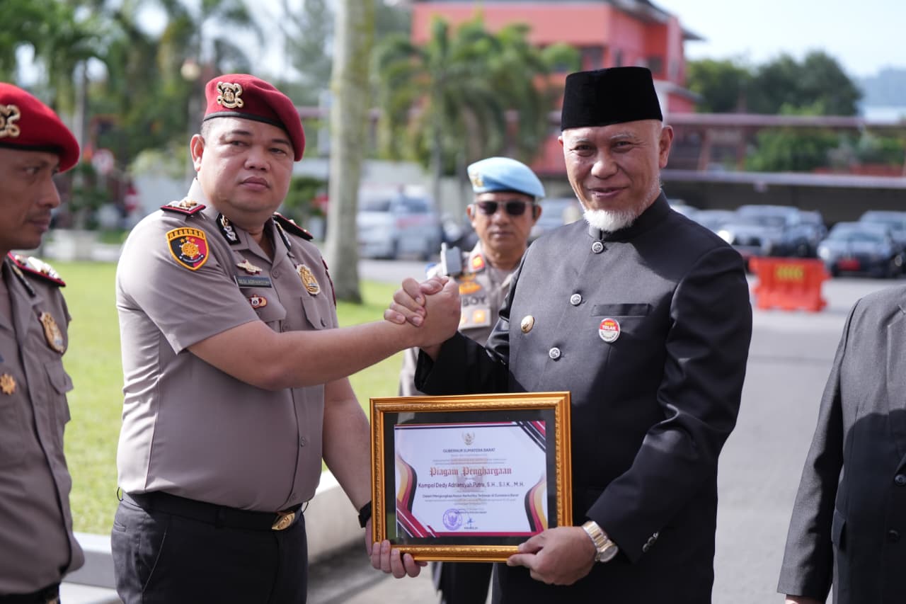 Gubernur Sumbar, Mahyeldi berikan penghargaan kepada polisi.[foto : ist]