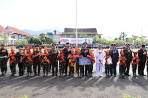 Walikota Padang Fadly Amran bersama anak-anak berprestasi kota Padang saat memperingati hari kesaktian Pancasila, Rabu (1/10).(Foto: Ist)