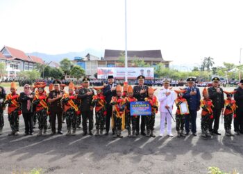Walikota Padang Fadly Amran bersama anak-anak berprestasi kota Padang saat memperingati hari kesaktian Pancasila, Rabu (1/10).(Foto: Ist)