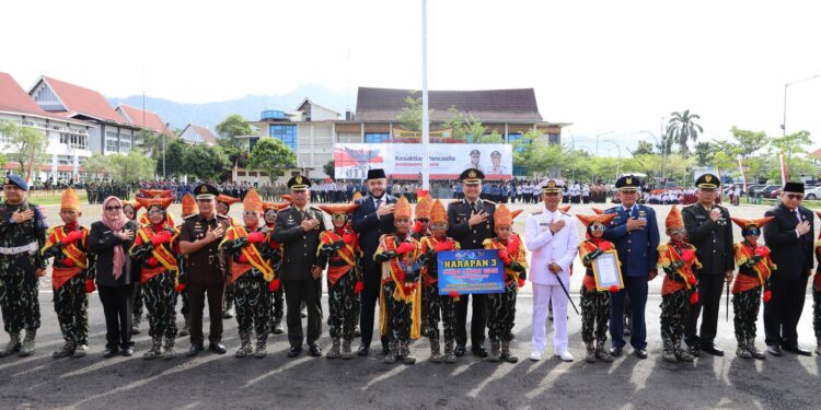 Walikota Padang Fadly Amran bersama anak-anak berprestasi kota Padang saat memperingati hari kesaktian Pancasila, Rabu (1/10).(Foto: Ist)