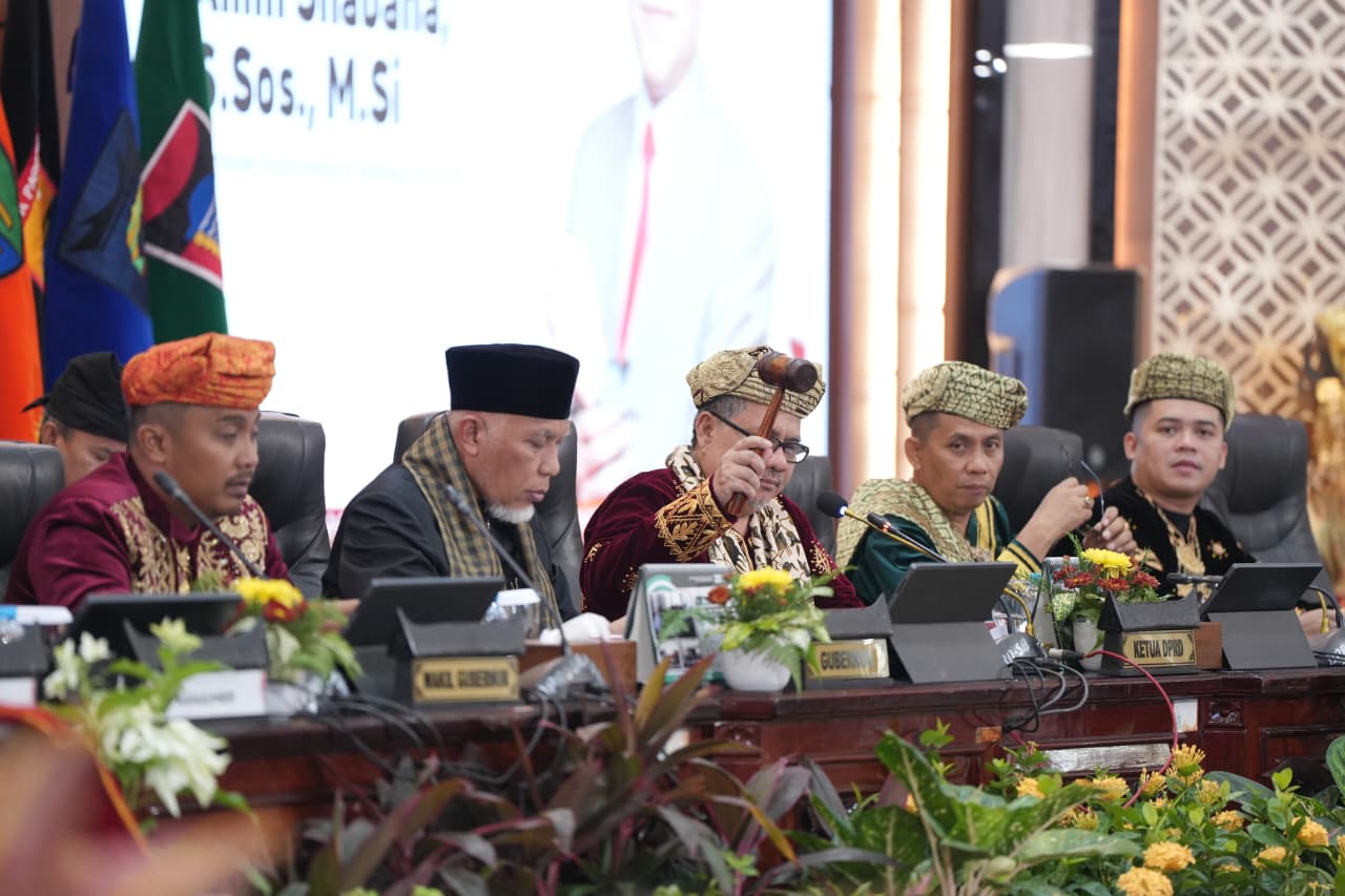 Ketua DPRD ketuk Palu saat Paripurna Istimewa Hari Jadi Sumbar ke-80.[foto : ist]