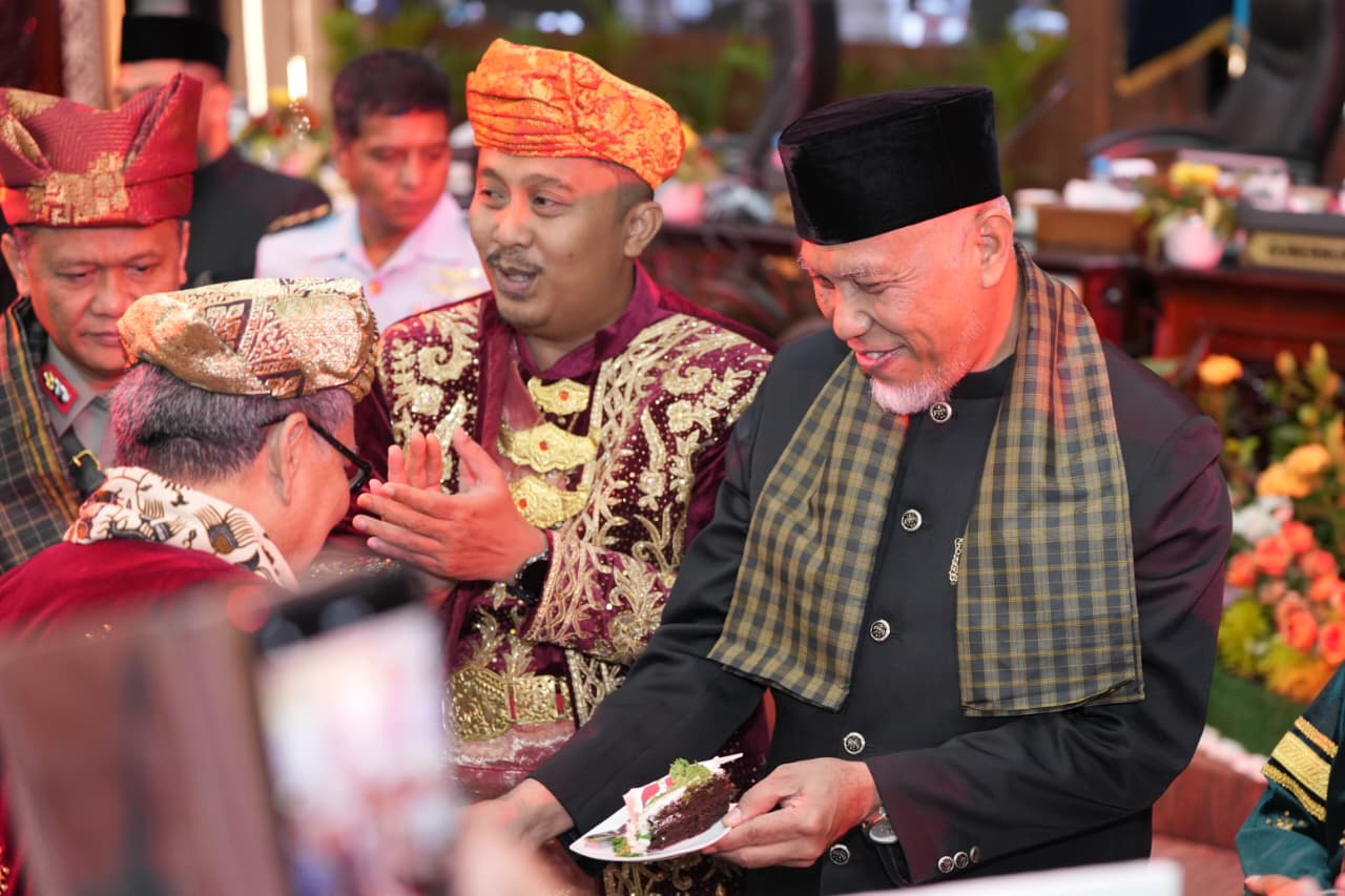 Gubernur dan Wakil Gubernur saat Paripurna Istimewa hari jadi Sumbar ke-80.[foto : ist]