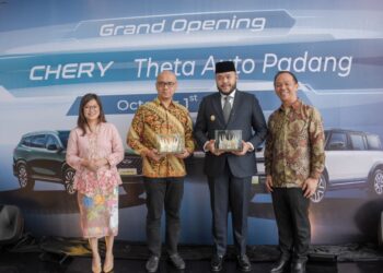 Walikota Padang Fadly Amran saat meresmikan Grand Opening Showroom Chery Padang, Rabu (1/10). (Foto: Ist)