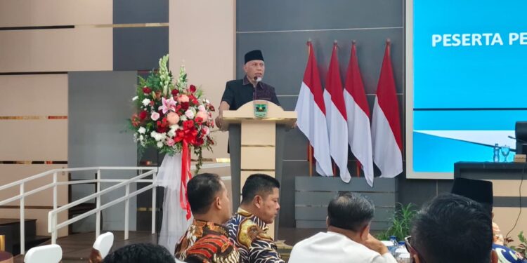Gubernur Sumbar, Mahyeldi saat pertemuan koordinasi percepatan penyelenggaraan MBG se-Sumatera Barat.[foto : ist]