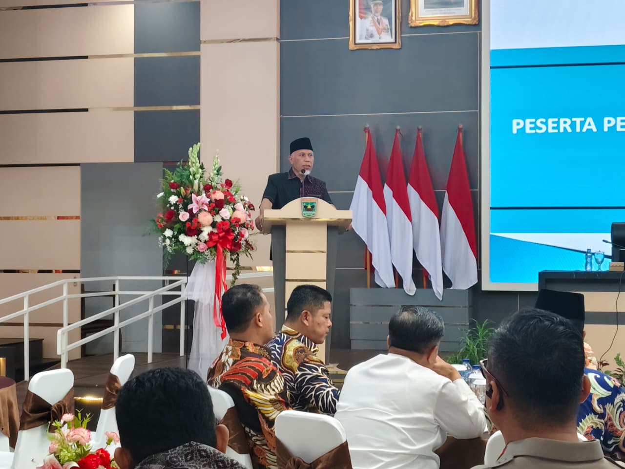 Gubernur Sumbar, Mahyeldi saat pertemuan koordinasi percepatan penyelenggaraan MBG se-Sumatera Barat.[foto : ist]
