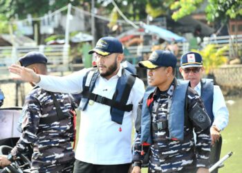 Walikota Padang Fadly Amran bersama Wadan Kodaeral II Padang Laksamana Pertama TNI Mulyadi, saat melakukan bakti sosial dan kesehatan dalam rangka HUT TNI ke 80, Kamis (2/10). (Foto: Ist)