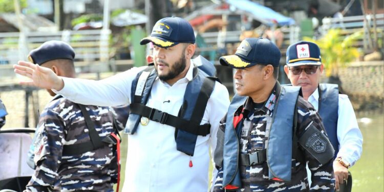 Walikota Padang Fadly Amran bersama Wadan Kodaeral II Padang Laksamana Pertama TNI Mulyadi, saat melakukan bakti sosial dan kesehatan dalam rangka HUT TNI ke 80, Kamis (2/10). (Foto: Ist)