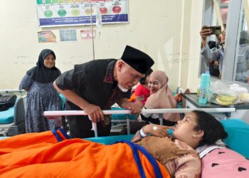 Gubernur Sumbar, Mahyeldi saat melihat kondisi Siswa keracunan MBG di Agam.[foto : ist]
