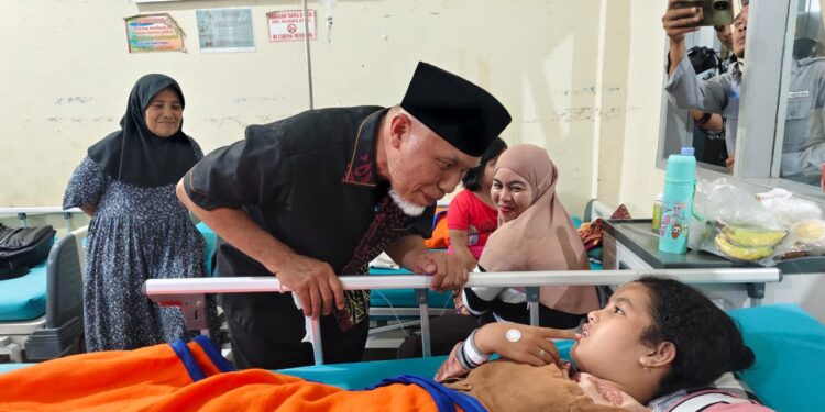 Gubernur Sumbar, Mahyeldi saat melihat kondisi Siswa keracunan MBG di Agam.[foto : ist]