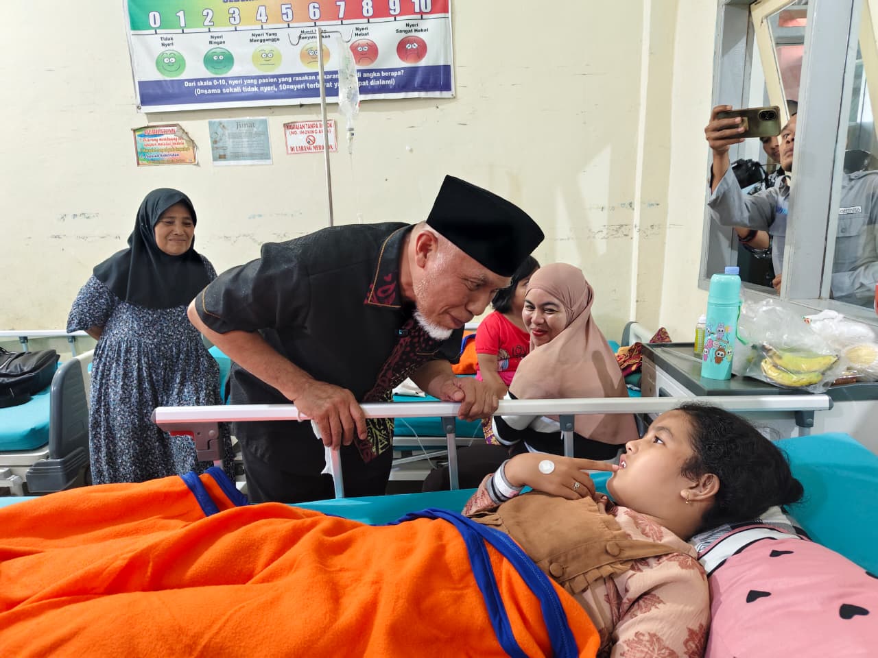 Gubernur Sumbar, Mahyeldi saat melihat kondisi Siswa keracunan MBG di Agam.[foto : ist]