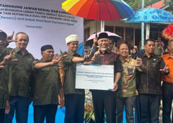 Gubernur Sumatera Barat, Mahyeldi Ansharullah, bersama sejumlah pejabat daerah dan jajaran PLN.[foto : ist]