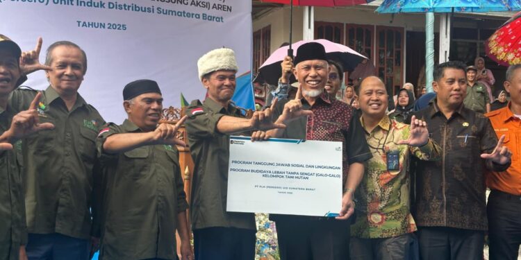 Gubernur Sumatera Barat, Mahyeldi Ansharullah, bersama sejumlah pejabat daerah dan jajaran PLN.[foto : ist]