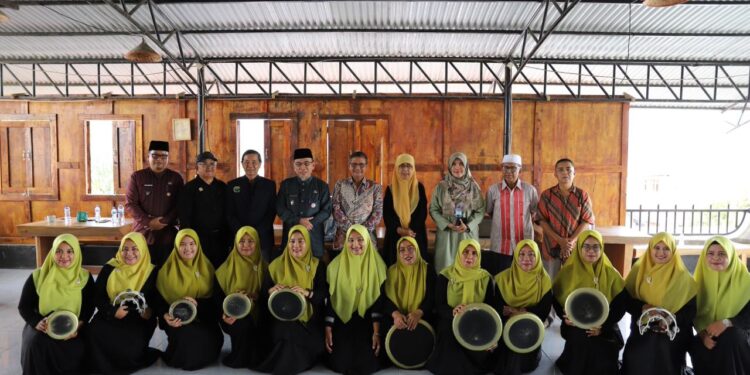 Wawako Padang Maigus Nasir Tinjau Tim Qosidah Kota Padang yang mewakili Sumbar ke tingkat nasional, Jumat (3/10). (Foto: Ist)